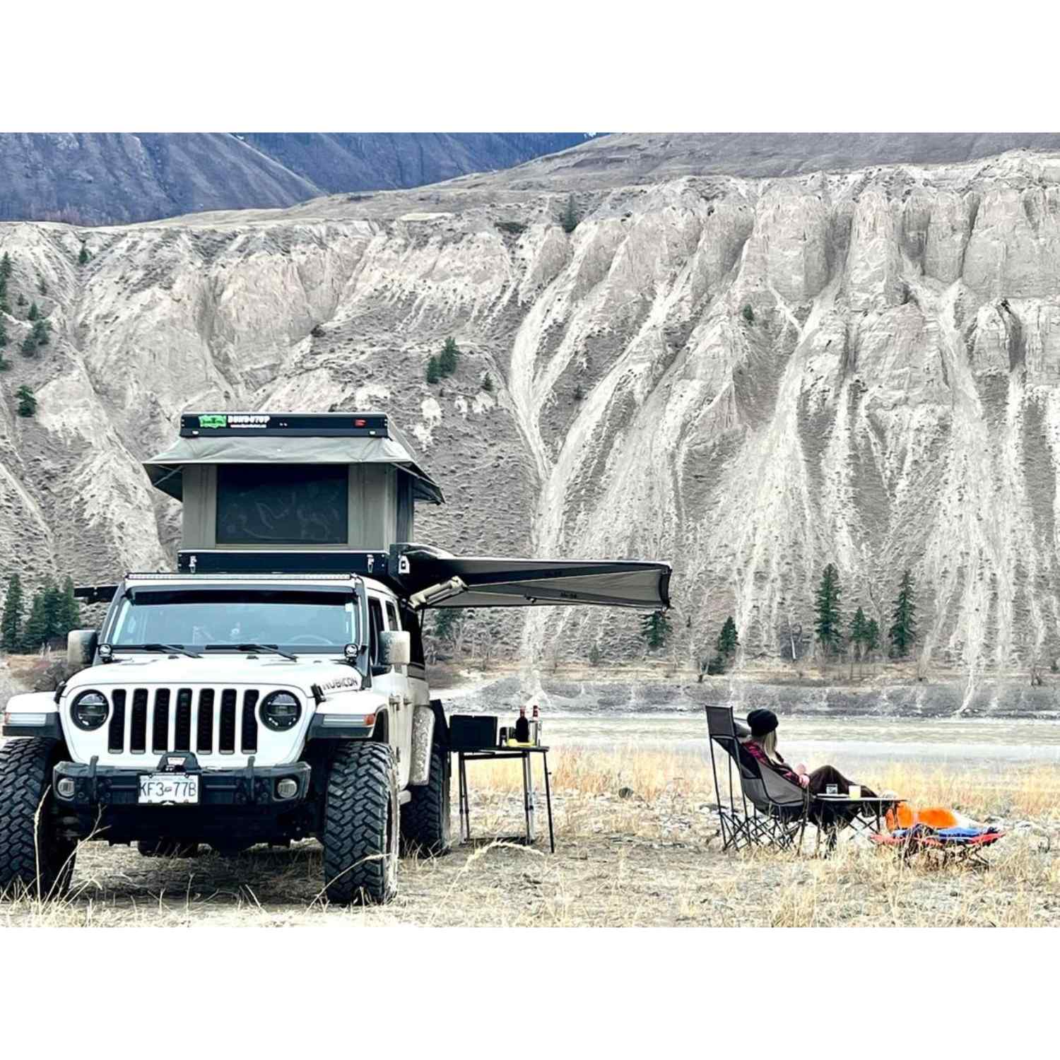 Bundutec RTT mounted on Jeep in lifestyle view