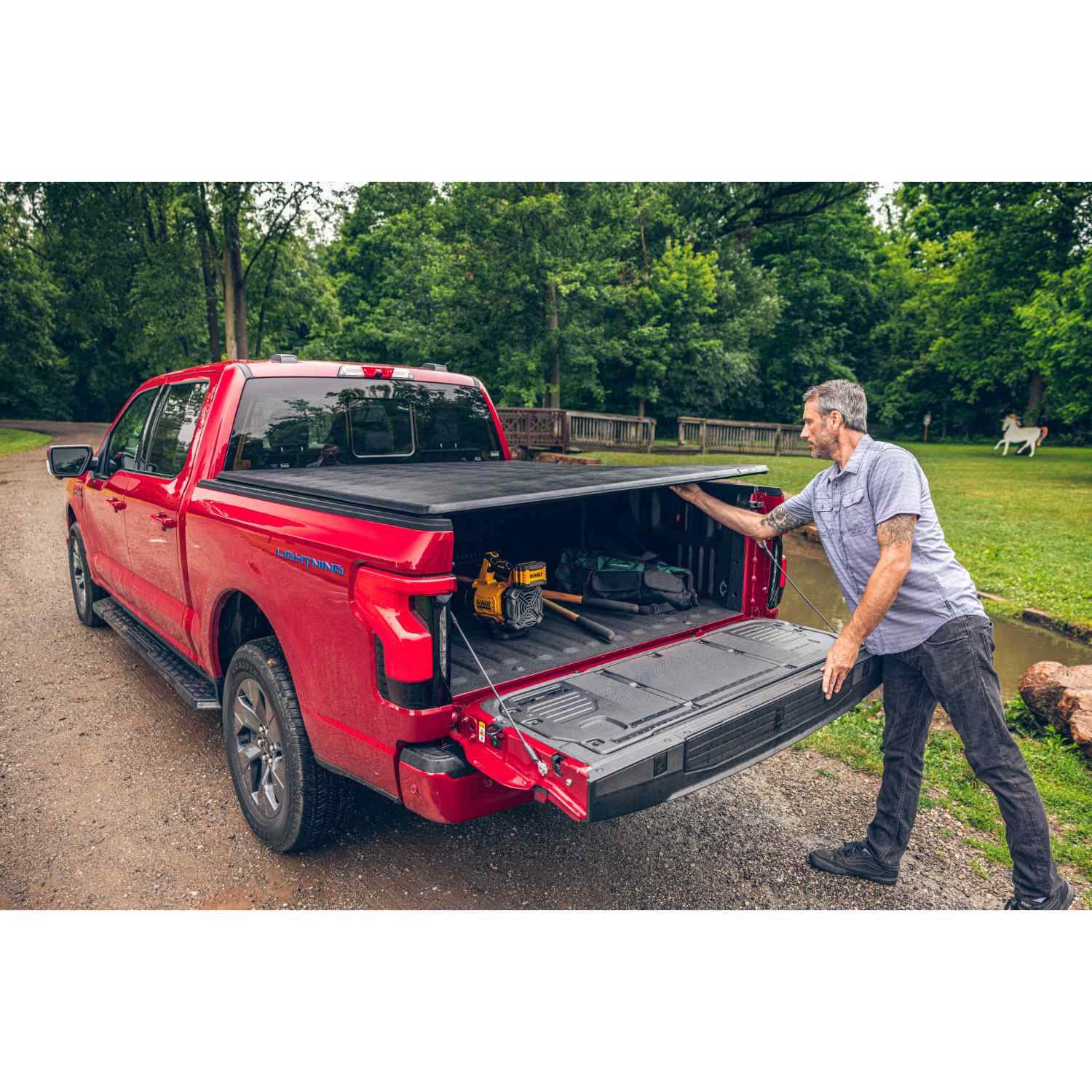 Extang Solid Fold ALX 2017-2023 Ford Super Duty Short Bed Tonneau Cover Life Style