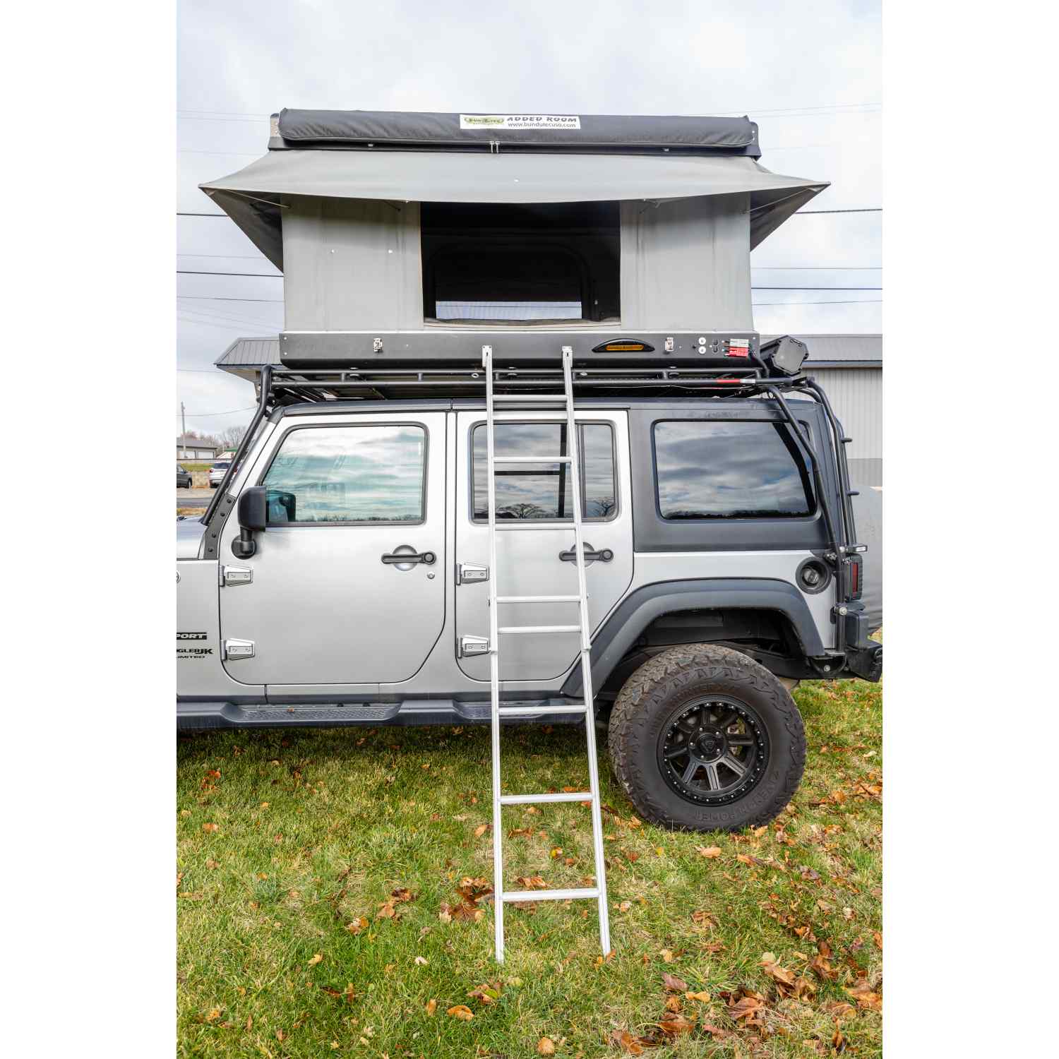 RTT-Mounted-With-Ladder-On-A-Jeep-Side-View