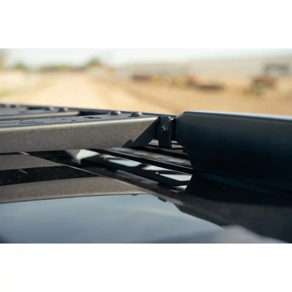 Rago crossmember on roof rail, side close-up
